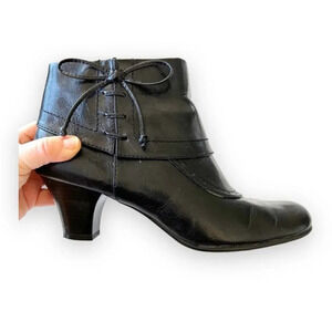 Aerosoles Black Leather Ankle Boot Corset Detail Size 10 Women’s‎ Round Toe Goth